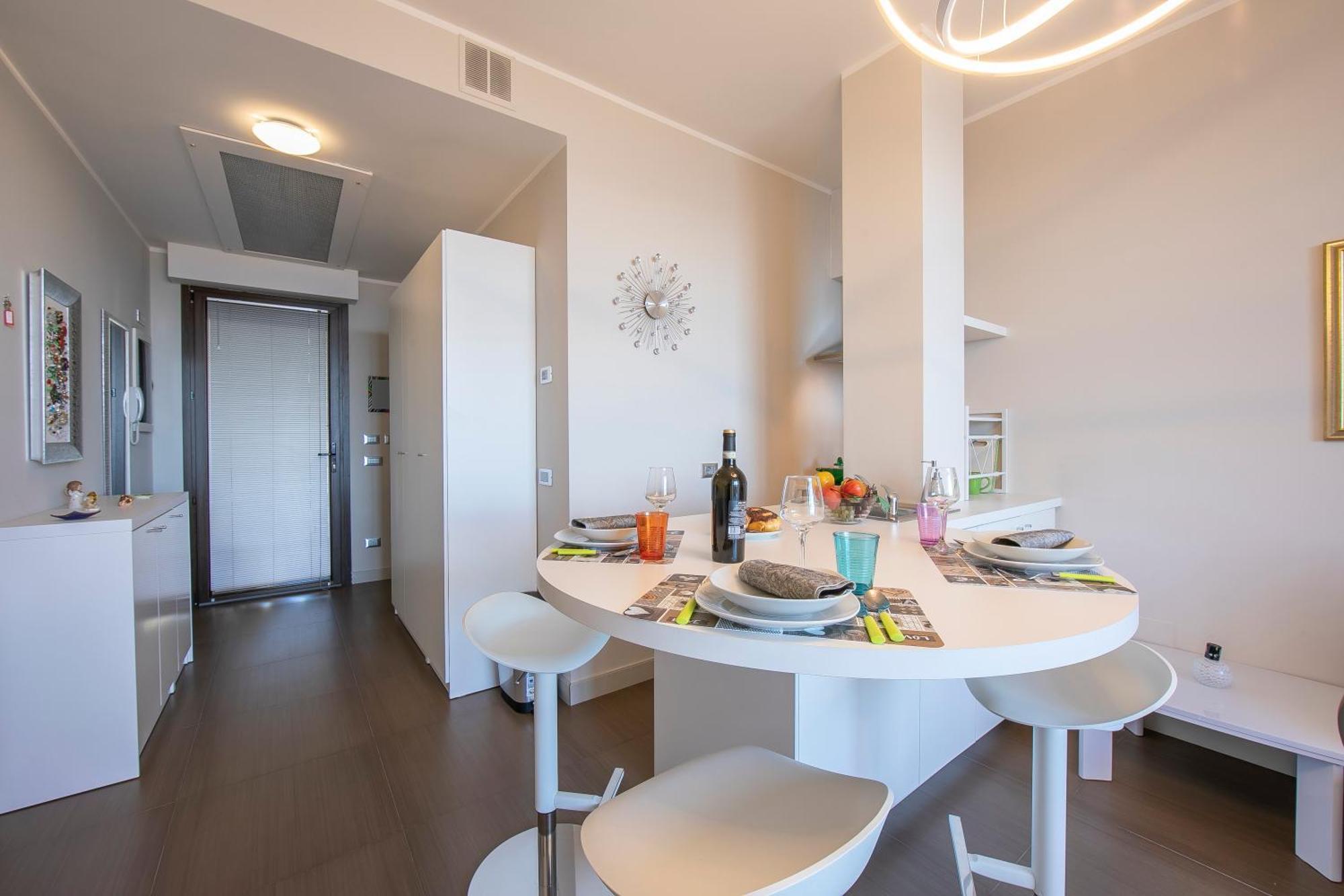 Suite On The Lake - Happy Rentals Meina Exteriör bild