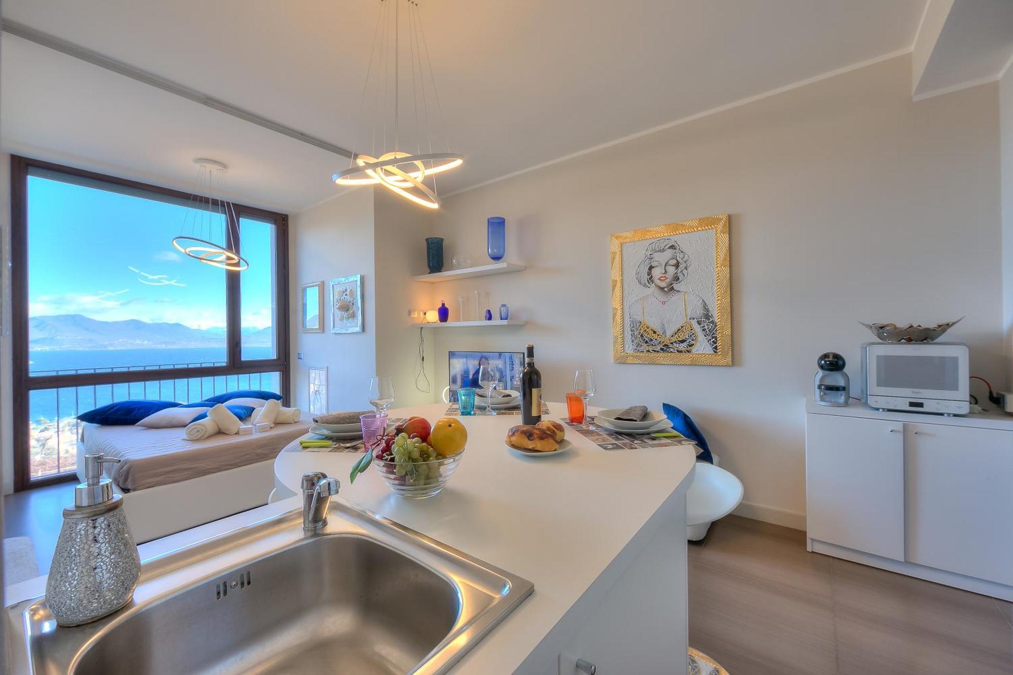 Suite On The Lake - Happy Rentals Meina Exteriör bild