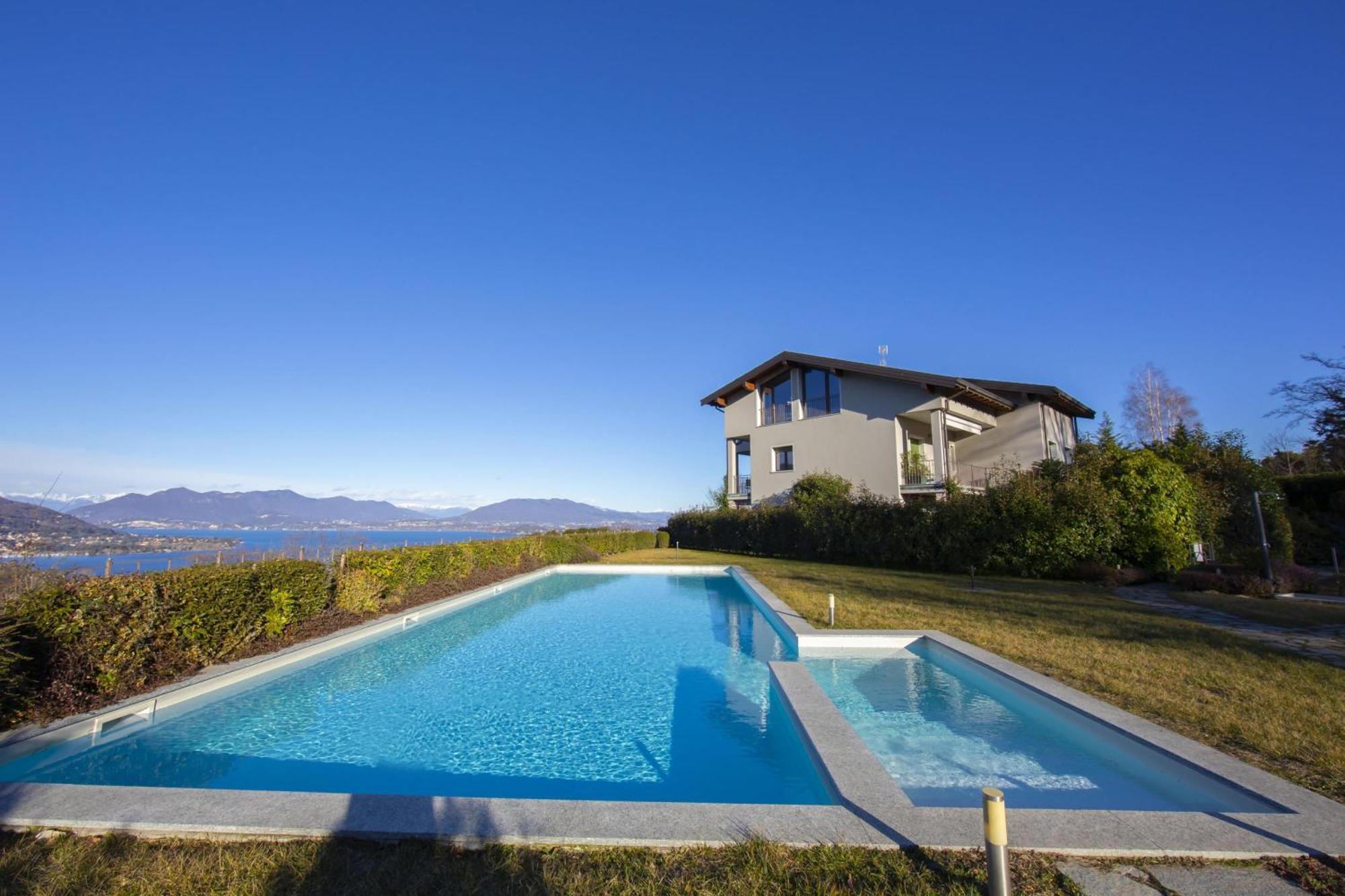 Suite On The Lake - Happy Rentals Meina Exteriör bild